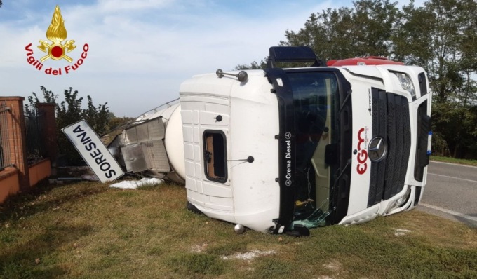 Si ribalta camion cisterna che trasporta latte, autista 53enne in ospedale