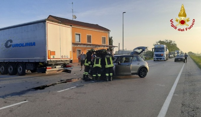 Schianto tra auto e mezzo pesante, tre feriti tra cui una 13enne