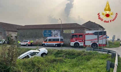 Scontro tra due auto, una finisce nel fosso: conducente incastrato nell'abitacolo