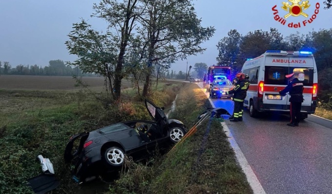 Auto esce di strada e si ribalta in un fosso, feriti un 16enne e un 58enne