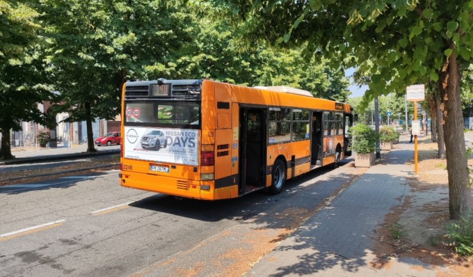 Sull’autobus senza biglietto si rifiuta di fornire le proprie generalità