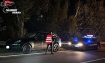 Porsche rubata intercettata dai Carabinieri, la folle fuga finisce contro il guard rail