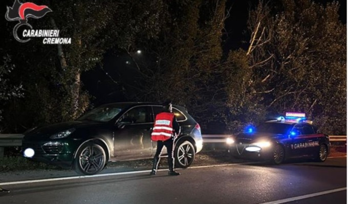 Porsche rubata intercettata dai Carabinieri, la folle fuga finisce contro il guard rail