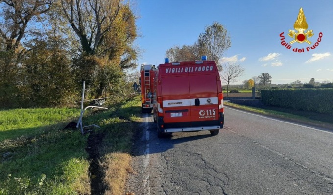 Invade la corsia opposta e si schianta contro un albero, patente ritirata per un 28enne