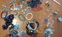 All'interno di un fosso trovata una federa piena di braccialetti, collane e anelli