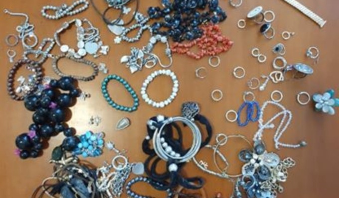All’interno di un fosso trovata una federa piena di braccialetti, collane e anelli