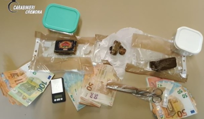 Ai domiciliari ma continua a spacciare, la droga nascosta tra le magliette e nei cassetti