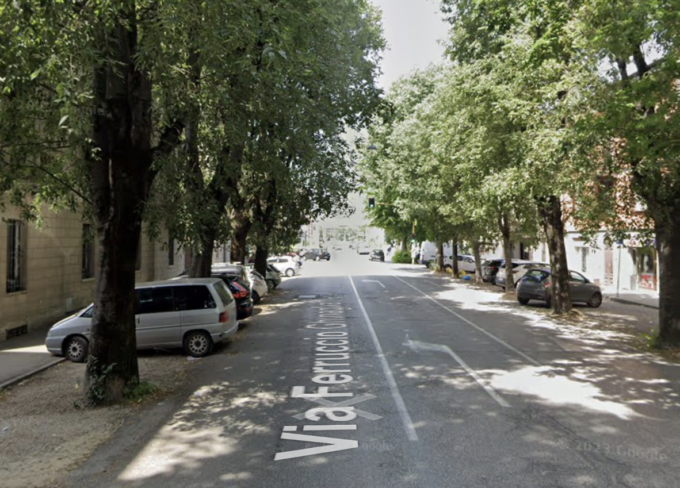 Si mette alla guida ubriaco, sbanda e colpisce le auto parcheggiate