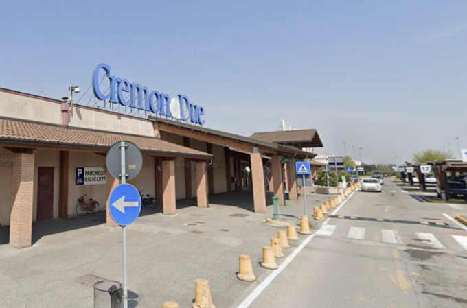 Scoppia la lite in un negozio di telefonia, 31enne prende a calci una dipendente