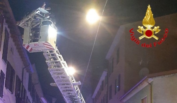 Cade in casa, intervento dei Vigili del Fuoco per soccorrere persona di 120 chili