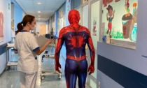 Spiderman porta un sorriso in pediatria a Cremona, stupore e abbracci per i bimbi ricoverati
