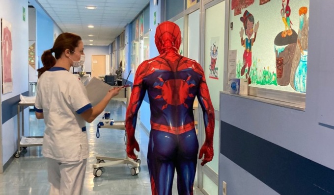Spiderman porta un sorriso in pediatria a Cremona, stupore e abbracci per i bimbi ricoverati