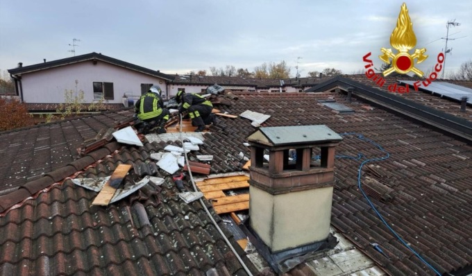 Va a fuoco il tetto, intervento dei Vigili del Fuoco a Crema