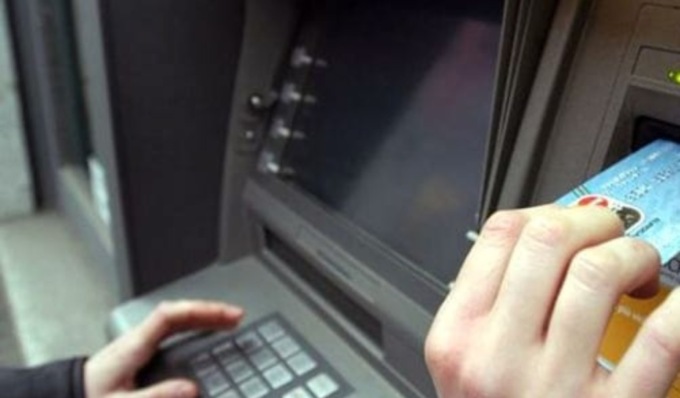 Con uno stratagemma gli rubano i soldi appena prelevati al bancomat