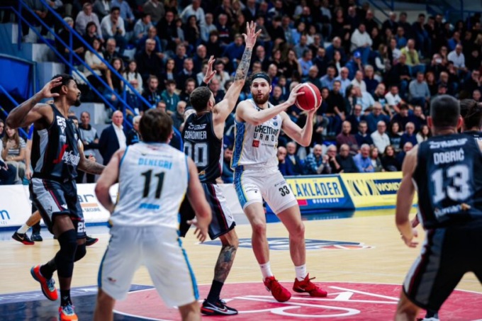 La Vanoli Cremona vince 93-83 contro la capolista Virtus Segafredo Bologna