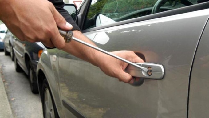 Fruga nelle auto parcheggiate e ruba monetine, 39enne nei guai