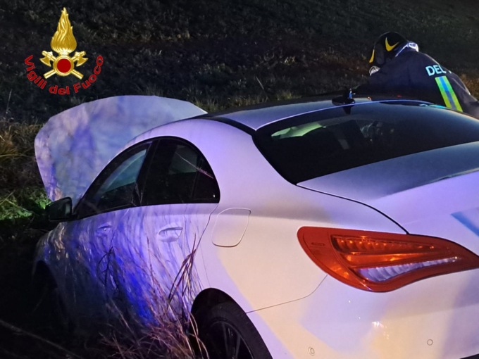 Auto finisce in un fosso fuoristrada a Rivolta d’Adda: ferito un 39enne