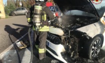 Auto in fiamme esplode in un parcheggio a Crema, era stata comprata pochi mesi prima