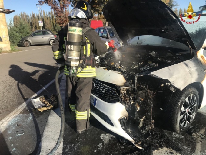 Auto in fiamme esplode in un parcheggio a Crema, era stata comprata pochi mesi prima