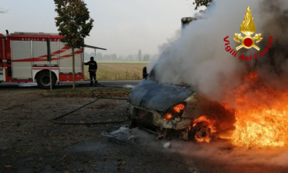 Le foto del furgone del Corriere Bartolini completamente avvolto dalle fiamme