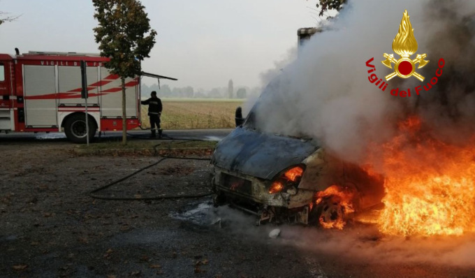 Le foto del furgone del Corriere Bartolini completamente avvolto dalle fiamme