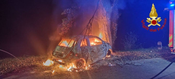 Dopo lo schianto contro l’albero l’auto prende fuoco: due giovani feriti, uno è grave