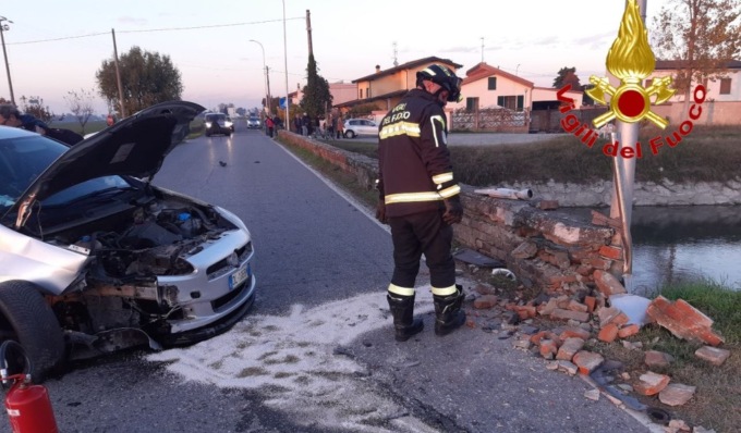 Con l’auto contro il muro di protezione di un ponte, ferito un 58enne
