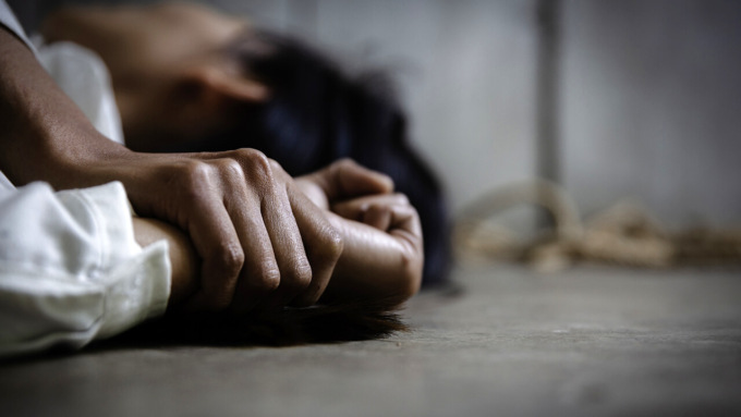 Denunciato per violenze torna dalla ex armato, 40enne colto in flagrante