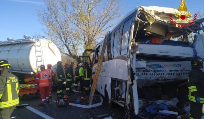 Le foto dello schianto in A21 tra 2 camion, un pullman e un’auto: 10 feriti, due gravissimi