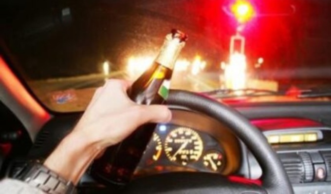 Guida in stato di ebbrezza, denunciati una 26enne e un 51enne
