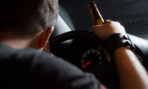 Ubriaco e drogato alla guida, 38enne si schianta contro un'auto parcheggiata