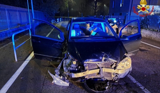Perde il controllo dell’auto e abbatte le transenne dell’isola pedonale