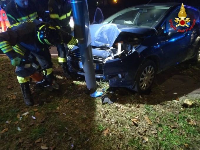 Perde il controllo dell’auto e sbatte contro un palo, 58enne grave