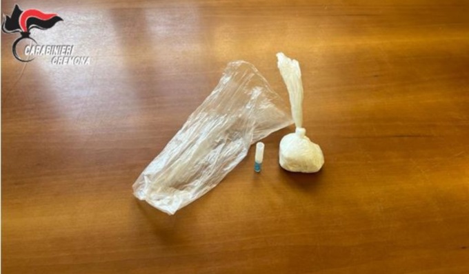 Nel calzino nasconde oltre un etto di cocaina, arrestato