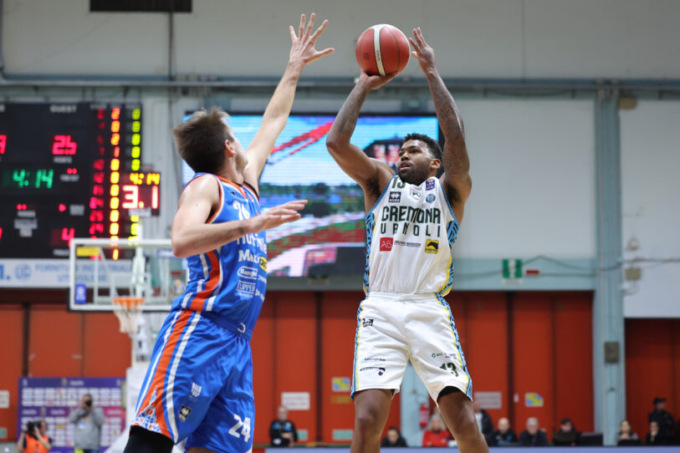 Disco rosso per la Vanoli contro Treviso, al PalaRadi vince la Nutribullet 70-76