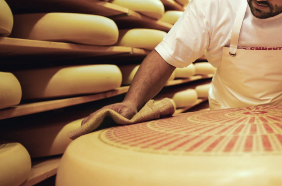 Latte crudo in tre lotti di formaggio, segnalati i prodotti di un’azienda di Crema