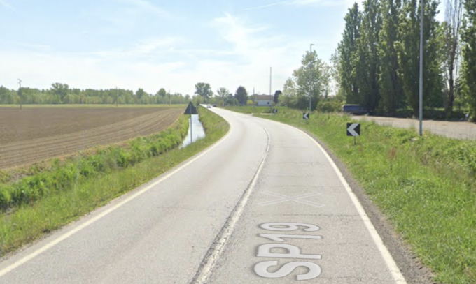 Escono di strada e finiscono in un fosso, 23enne via con l’eliambulanza