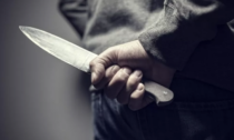 Uccide a coltellate il coinquilino e scappa, ricerche estese anche in provincia di Cremona