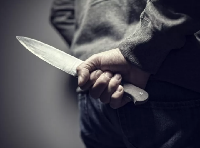 Uccide a coltellate il coinquilino e scappa, ricerche estese anche in provincia di Cremona