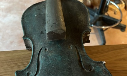 Ritrovato il violino rubato alla statua di Stradivari, i colpevoli sono due minori