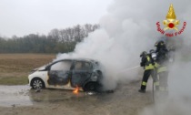 Auto in fiamme in campagna, all'interno il corpo carbonizzato di un uomo