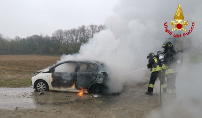 Auto in fiamme in campagna, all’interno il corpo carbonizzato di un uomo