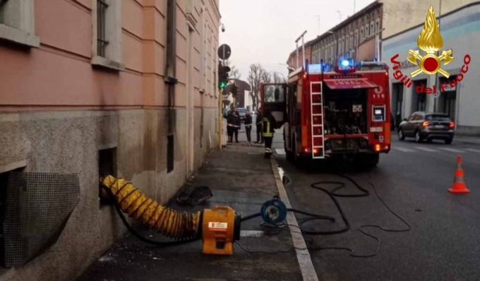 Scantinato a fuoco in via del Giordano, tre ore per domare le fiamme