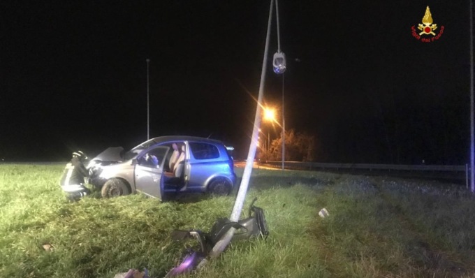 Perde il controllo dell’auto, esce di strada e abbatte un palo della luce