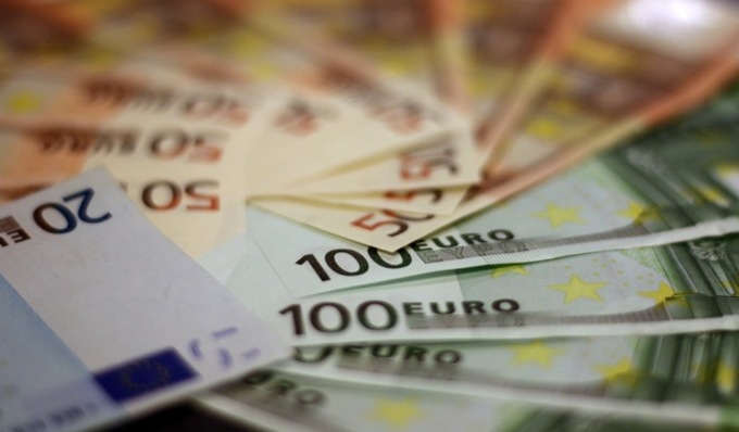 Tenta di pagare le sigarette con 100 euro false, guai per un 28enne
