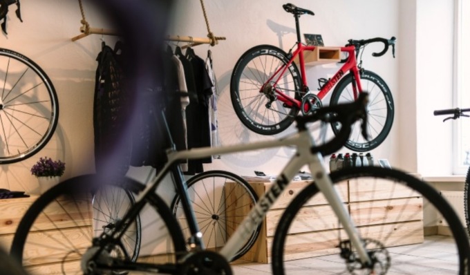 Portano a riparare la bicicletta rubata, ma il proprietario la riconosce