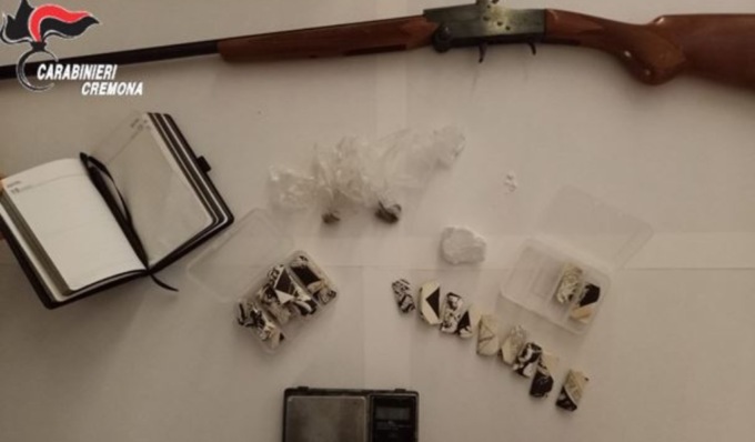In tasca dosi di cocaina pronte per lo spaccio e a casa una carabina, guai per un 38enne