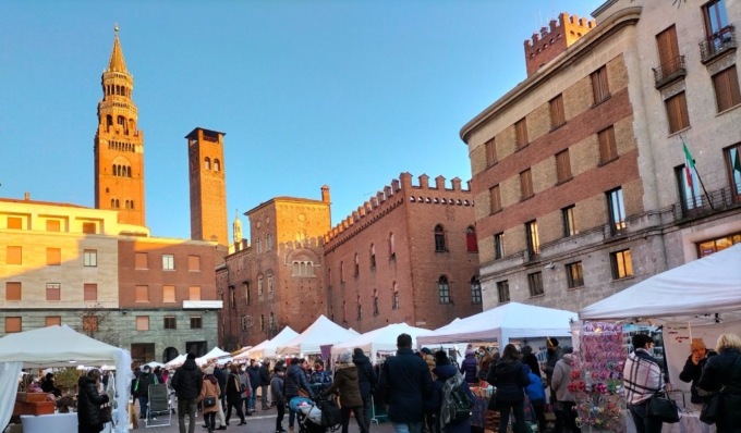 In piazza Stradivari tornano i mercatini de “Le strade del gusto, della bellezza e del gioco”