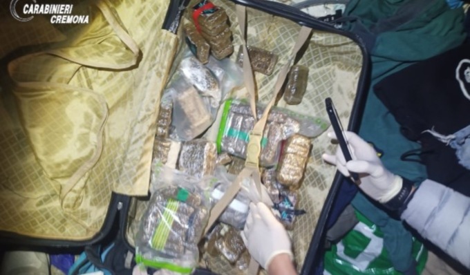 In casa nascondono oltre 6 chili di hashish, coppia arrestata per spaccio