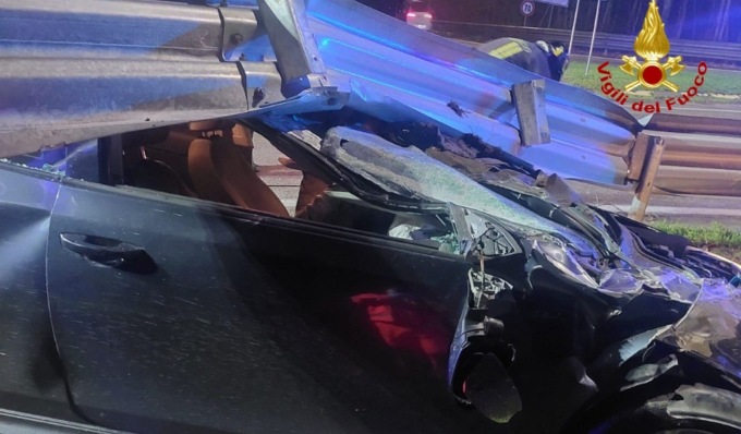 Perde il controllo dell’auto e si schianta contro il guard rail, morto 38enne